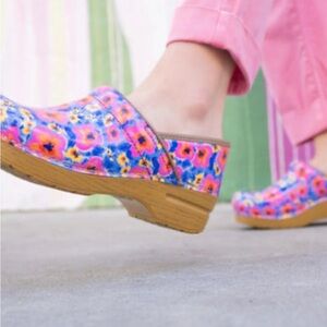 Dansko Professional Springtime Patent Nursing Clogs size 38/8 Floral
